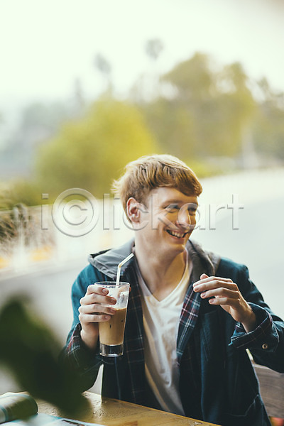 휴식 20대 남자 서양인 성인 성인남자한명만 외국인 한명 JPG 앞모습 포토 들기 맨라이프 미소(표정) 상반신 실내 앉기 여행 제주도 주간 카페 커피