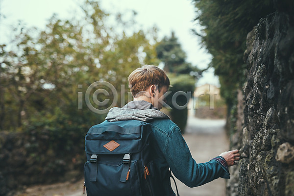 산책 20대 남자 서양인 성인 성인남자한명만 외국인 한명 JPG 뒷모습 포토 걷기 돌담길 맨라이프 배낭 상반신 야외 여행 제주도 주간