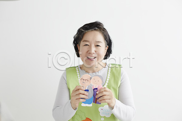 즐거움 60대 노년 노인여자한명만 여자 한국인 한명 JPG 앞모습 포토 돌보미 들기 미소(표정) 상반신 서기 스튜디오촬영 실내 실버라이프 아이돌봄 유치원선생님 종이인형 할머니