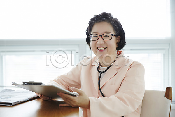 즐거움 60대 노년 노인여자한명만 여자 한국인 한명 JPG 앞모습 포토 들기 미소(표정) 상반신 서류판 스튜디오촬영 실내 실버라이프 앉기 의사 청진기 할머니