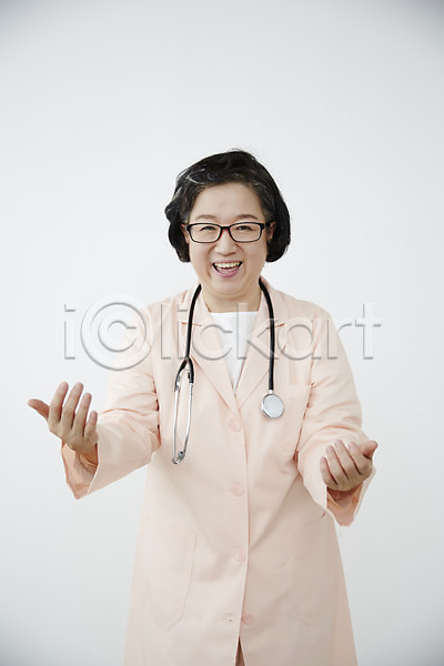 60대 노년 노인여자한명만 여자 한국인 한명 JPG 앞모습 포토 미소(표정) 상반신 서기 손짓 스튜디오촬영 실내 실버라이프 의사 청진기 할머니