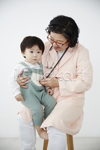 다정 60대 남자 노년 두명 아기 여자 한국인 JPG 앞모습 포토 상반신 스튜디오촬영 실내 실버라이프 앉기 의사 전신 진료 청진기 할머니