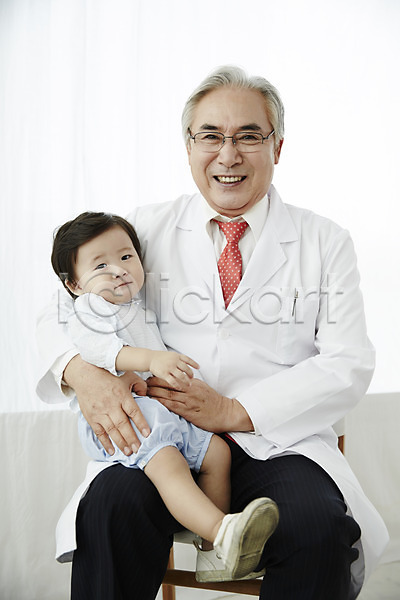 보호 복지 60대 남자 남자만 노년 두명 아기 한국인 JPG 앞모습 포토 미소(표정) 상반신 스튜디오촬영 실내 실버라이프 앉기 의사 전신 진료 할아버지