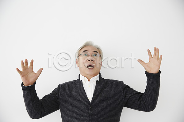 60대 남자 노년 노인남자한명만 한국인 한명 JPG 앞모습 포토 놀람 상반신 서기 스튜디오촬영 실내 실버라이프 할아버지