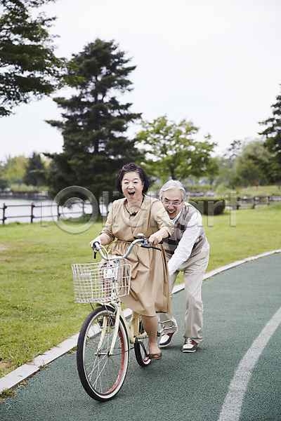 다정 즐거움 60대 남자 노년 노인만 두명 여자 한국인 JPG 앞모습 포토 공원 노부부 달리기 미소(표정) 밀기 승차 실버라이프 야외 자전거 전신 주간 할머니 할아버지