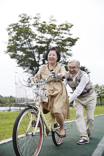 즐거움 60대 남자 노년 노인만 두명 여자 한국인 JPG 앞모습 포토 공원 노부부 달리기 밀기 승차 실버라이프 야외 자전거 전신 주간 할머니 할아버지