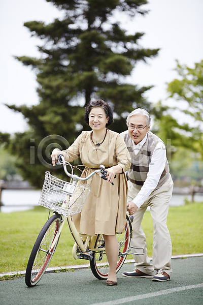 다정 60대 남자 노년 노인만 두명 여자 한국인 JPG 앞모습 포토 공원 노부부 달리기 미소(표정) 밀기 승차 실버라이프 야외 자전거 전신 주간 할머니 할아버지