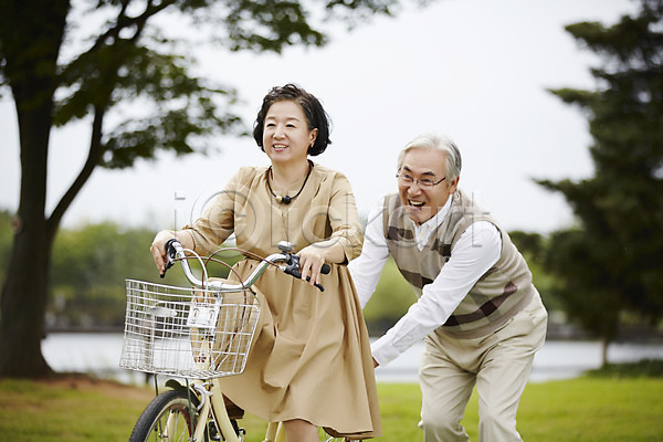 60대 남자 노년 노인만 두명 여자 한국인 JPG 앞모습 포토 공원 노부부 달리기 미소(표정) 밀기 상반신 승차 실버라이프 야외 자전거 주간 할머니 할아버지
