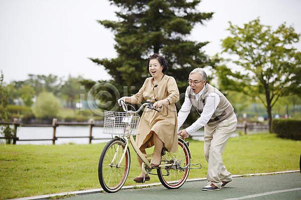 즐거움 60대 남자 노년 노인만 두명 여자 한국인 JPG 옆모습 포토 공원 노부부 달리기 미소(표정) 밀기 승차 실버라이프 야외 자전거 전신 주간 할머니 할아버지
