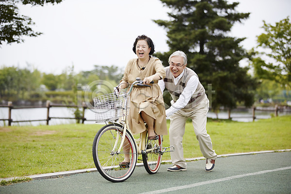 다정 즐거움 60대 남자 노년 노인만 두명 여자 한국인 JPG 앞모습 포토 공원 노부부 달리기 밀기 승차 실버라이프 야외 자전거 전신 주간 할머니 할아버지