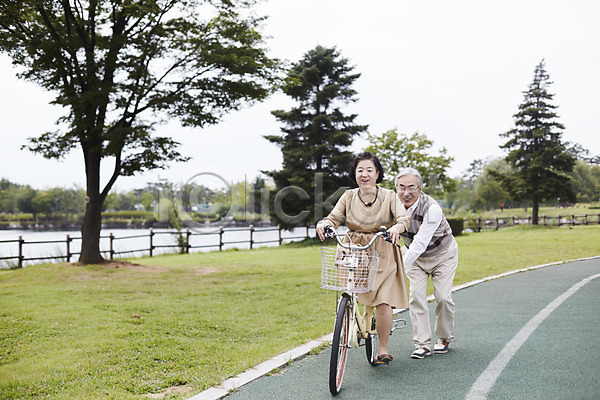 다정 즐거움 60대 남자 노년 노인만 두명 여자 한국인 JPG 앞모습 포토 공원 노부부 달리기 미소(표정) 밀기 승차 실버라이프 야외 자전거 전신 주간 할머니 할아버지