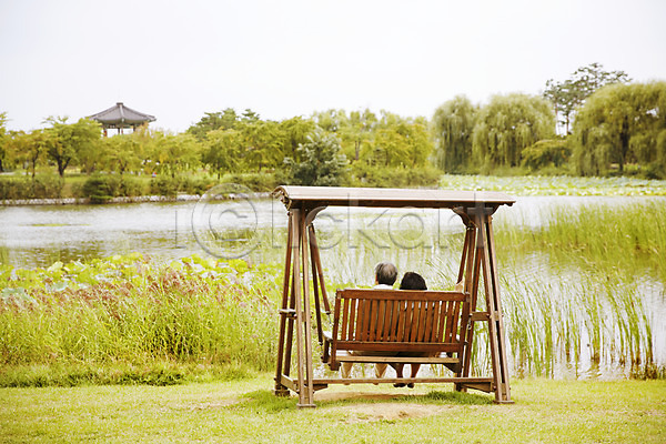 다정 60대 남자 노년 노인만 두명 여자 한국인 JPG 뒷모습 포토 공원 그네의자 노부부 실버라이프 앉기 야외 전신 주간 할머니 할아버지 호수