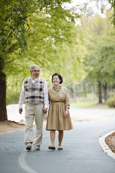 다정 산책 상쾌 휴식 60대 남자 노년 노인만 두명 여자 한국인 JPG 앞모습 포토 걷기 공원 노부부 미소(표정) 손잡기 실버라이프 야외 전신 주간 할머니 할아버지