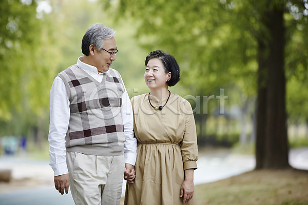 다정 산책 상쾌 휴식 60대 남자 노년 노인만 두명 여자 한국인 JPG 앞모습 포토 걷기 공원 노부부 미소(표정) 상반신 손잡기 실버라이프 야외 주간 할머니 할아버지