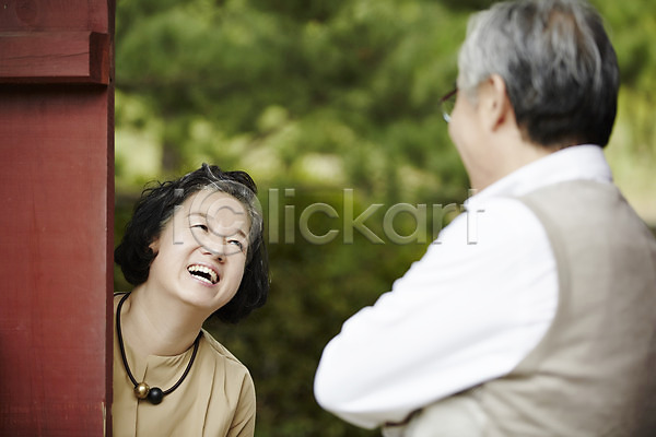 다정 60대 남자 노년 노인만 두명 여자 한국인 JPG 뒷모습 앞모습 포토 공원 노부부 대문 미소(표정) 상반신 서기 실버라이프 야외 주간 할머니 할아버지