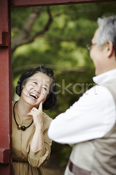 다정 60대 남자 노년 노인만 두명 여자 한국인 JPG 뒷모습 앞모습 포토 공원 노부부 대문 미소(표정) 상반신 서기 실버라이프 야외 주간 할머니 할아버지