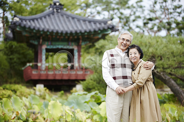 다정 60대 남자 노년 노인만 두명 여자 한국인 JPG 앞모습 포토 공원 노부부 미소(표정) 상반신 서기 손잡기 실버라이프 야외 어깨에손 정자(건축물) 주간 할머니 할아버지