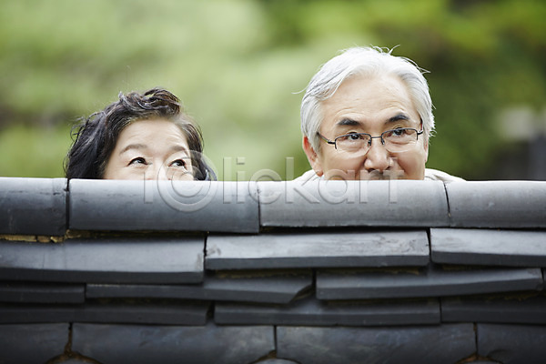 다정 60대 남자 노년 노인만 두명 여자 한국인 JPG 앞모습 포토 공원 노부부 담장 상반신 숨기 실버라이프 야외 장난 주간 할머니 할아버지
