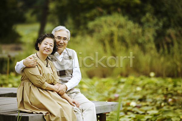 다정 휴식 60대 남자 노년 노인만 두명 여자 한국인 JPG 앞모습 포토 공원 노부부 미소(표정) 상반신 손잡기 실버라이프 앉기 야외 연못 주간 할머니 할아버지