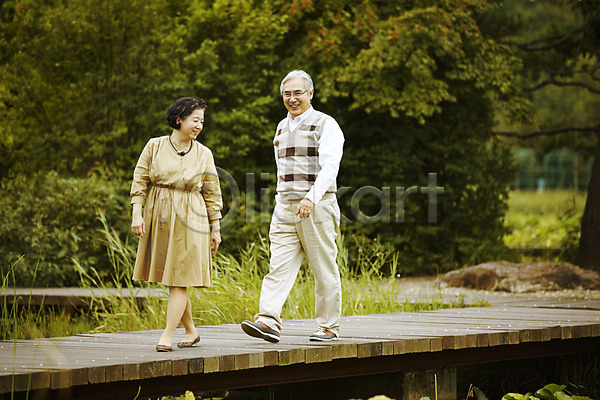 다정 60대 남자 노년 노인만 두명 여자 한국인 JPG 앞모습 포토 걷기 공원 노부부 미소(표정) 실버라이프 야외 연못 전신 주간 할머니 할아버지
