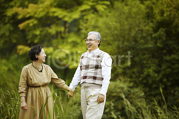 다정 60대 남자 노년 노인만 두명 여자 한국인 JPG 앞모습 포토 걷기 공원 노부부 미소(표정) 손잡기 실버라이프 야외 연못 주간 할머니 할아버지
