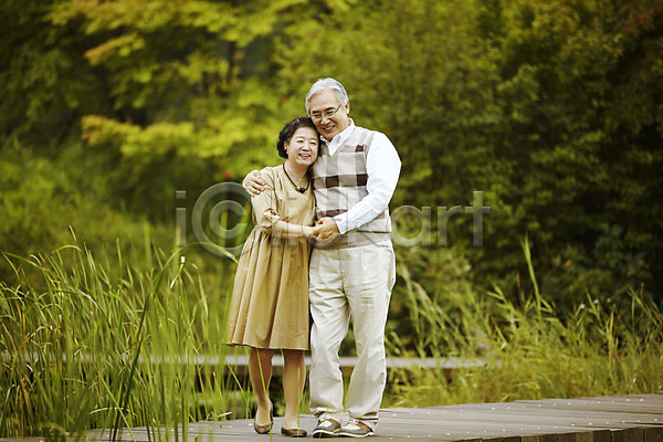다정 60대 남자 노년 노인만 두명 여자 한국인 JPG 앞모습 포토 공원 노부부 미소(표정) 서기 손잡기 실버라이프 야외 연못 전신 주간 포옹 할머니 할아버지