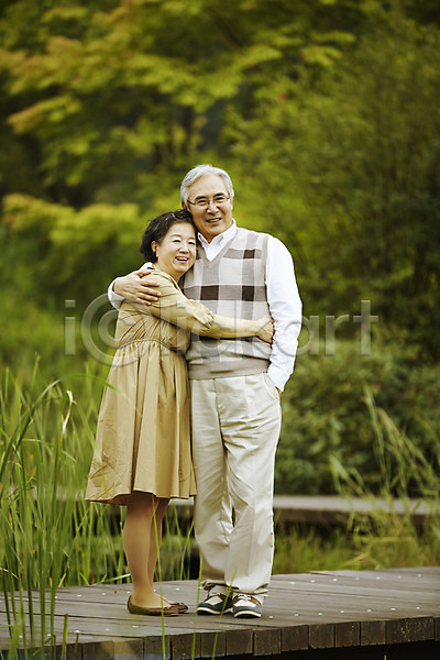 다정 60대 남자 노년 노인만 두명 여자 한국인 JPG 옆모습 포토 공원 노부부 미소(표정) 서기 실버라이프 야외 연못 전신 주간 포옹 할머니 할아버지