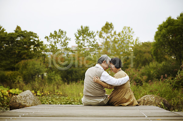 다정 휴식 60대 남자 노년 노인만 두명 여자 한국인 JPG 뒷모습 포토 공원 노부부 머리맞대기 상반신 실버라이프 앉기 야외 연못 주간 할머니 할아버지