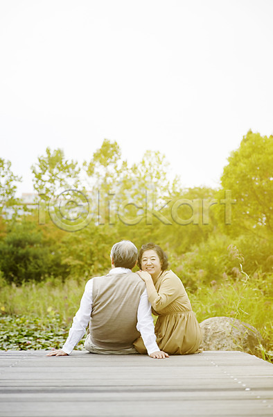 다정 휴식 60대 남자 노년 노인만 두명 여자 한국인 JPG 뒷모습 포토 공원 노부부 미소(표정) 상반신 실버라이프 앉기 야외 연못 주간 할머니 할아버지 햇빛