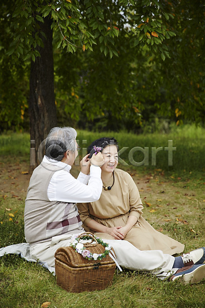 다정 즐거움 휴식 60대 남자 노년 노인만 두명 여자 한국인 JPG 앞모습 포토 공원 노부부 소풍 실버라이프 앉기 야외 전신 주간 할머니 할아버지 화관