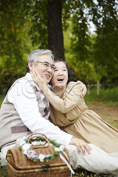 다정 즐거움 휴식 60대 남자 노년 노인만 두명 여자 한국인 JPG 앞모습 포토 공원 노부부 미소(표정) 상반신 소풍 실버라이프 앉기 야외 주간 할머니 할아버지 화관