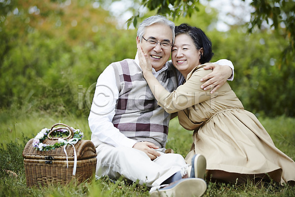 다정 즐거움 휴식 60대 남자 노년 노인만 두명 여자 한국인 JPG 앞모습 포토 공원 노부부 미소(표정) 소풍 실버라이프 앉기 야외 얼굴맞대기 전신 주간 할머니 할아버지