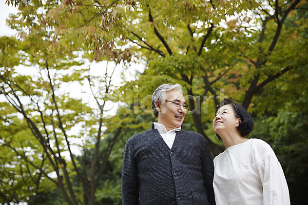 다정 산책 상쾌 휴식 60대 남자 노년 노인만 두명 여자 한국인 JPG 앞모습 포토 공원 노부부 미소(표정) 상반신 서기 실버라이프 야외 주간 할머니 할아버지