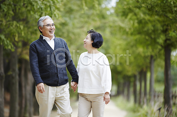다정 산책 상쾌 휴식 60대 남자 노년 노인만 두명 여자 한국인 JPG 앞모습 포토 걷기 공원 노부부 상반신 손잡기 실버라이프 야외 주간 할머니 할아버지