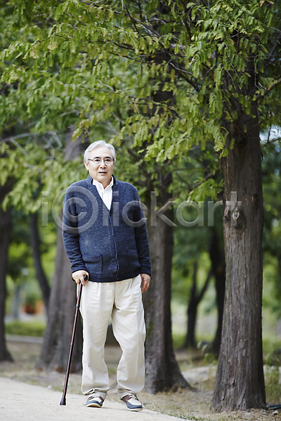 산책 휴식 60대 남자 노년 노인남자한명만 한국인 한명 JPG 앞모습 포토 걷기 공원 나무 미소(표정) 실버라이프 야외 전신 주간 지팡이 할아버지