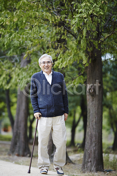 산책 휴식 60대 남자 노년 노인남자한명만 한국인 한명 JPG 앞모습 포토 걷기 공원 나무 미소(표정) 실버라이프 야외 전신 주간 지팡이 할아버지