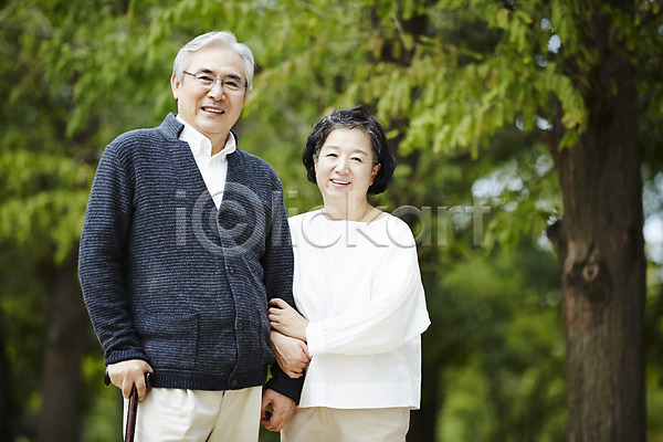 다정 산책 상쾌 휴식 60대 남자 노년 노인만 두명 여자 한국인 JPG 앞모습 포토 공원 노부부 미소(표정) 상반신 서기 실버라이프 야외 주간 지팡이 할머니 할아버지