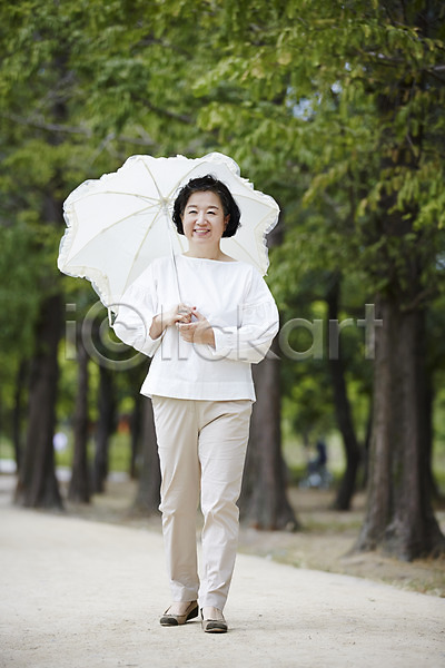 산책 상쾌 휴식 60대 노년 노인여자한명만 여자 한국인 한명 JPG 앞모습 포토 공원 들기 미소(표정) 서기 실버라이프 야외 양산 전신 주간 할머니