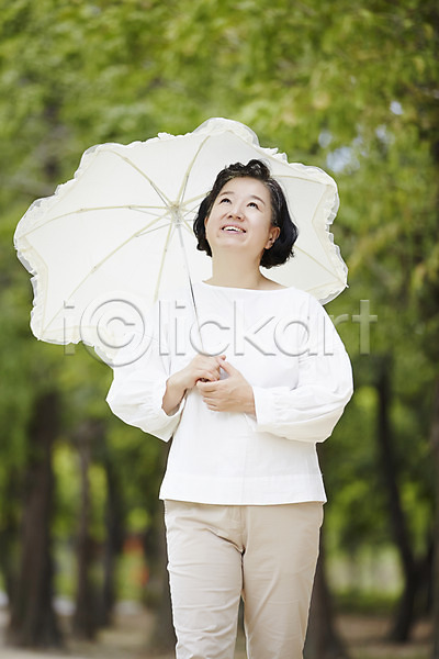 산책 상쾌 휴식 60대 노년 노인여자한명만 여자 한국인 한명 JPG 앞모습 포토 공원 들기 미소(표정) 상반신 서기 실버라이프 야외 양산 주간 할머니