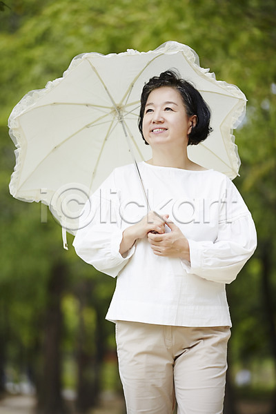 산책 상쾌 휴식 60대 노년 노인여자한명만 여자 한국인 한명 JPG 앞모습 포토 공원 들기 미소(표정) 상반신 서기 실버라이프 야외 양산 주간 할머니