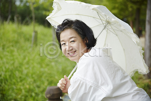 산책 상쾌 휴식 60대 노년 노인여자한명만 여자 한국인 한명 JPG 옆모습 포토 공원 들기 미소(표정) 상반신 서기 실버라이프 야외 양산 주간 할머니