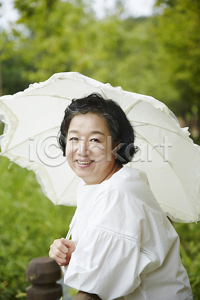 산책 상쾌 휴식 60대 노년 노인여자한명만 여자 한국인 한명 JPG 옆모습 포토 공원 들기 미소(표정) 상반신 서기 실버라이프 야외 양산 주간 할머니