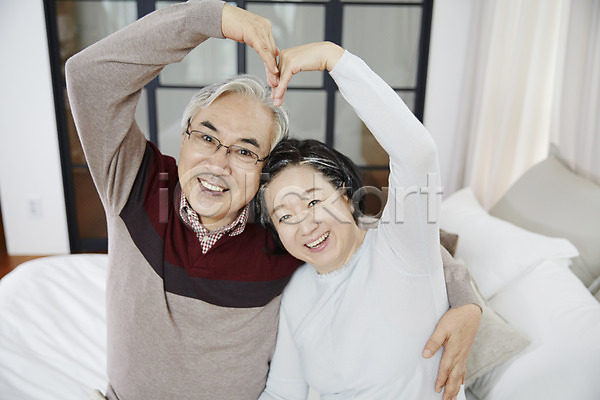 다정 60대 남자 노년 노인만 두명 여자 한국인 JPG 앞모습 포토 노부부 미소(표정) 상반신 스튜디오촬영 실내 실버라이프 앉기 침대 하트 할머니 할아버지