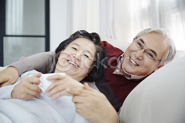 다정 60대 남자 노년 노인만 두명 여자 한국인 JPG 앞모습 포토 노부부 눕기 미소(표정) 상반신 스튜디오촬영 실내 실버라이프 침대 포옹 할머니 할아버지