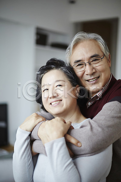 다정 60대 남자 노년 노인만 두명 여자 한국인 JPG 앞모습 포토 노부부 미소(표정) 백허그 상반신 서기 스튜디오촬영 실내 실버라이프 할머니 할아버지