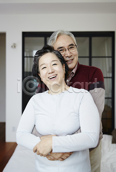 다정 60대 남자 노년 노인만 두명 여자 한국인 JPG 앞모습 포토 노부부 미소(표정) 백허그 상반신 서기 스튜디오촬영 실내 실버라이프 할머니 할아버지