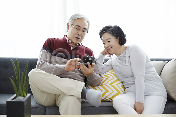 다정 60대 남자 노년 노인만 두명 여자 한국인 JPG 앞모습 포토 노부부 들기 상반신 소파 스마트폰 스튜디오촬영 실내 실버라이프 앉기 할머니 할아버지