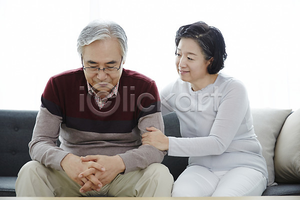 위로 60대 남자 노년 노인만 두명 여자 한국인 JPG 앞모습 포토 노부부 상반신 소파 스튜디오촬영 실내 실버라이프 앉기 할머니 할아버지