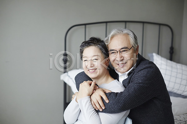 다정 60대 남자 노년 노인만 두명 여자 한국인 JPG 앞모습 포토 노부부 미소(표정) 백허그 상반신 스튜디오촬영 실내 실버라이프 안기 할머니 할아버지