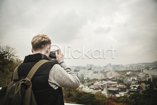 20대 남자 서양인 성인 성인남자한명만 외국인 청년남자한명만 한명 JPG 뒷모습 포토 가을(계절) 공원 국내포토 낙산공원 도시 배낭가방 사진촬영 상반신 서울 야외 주간 카메라